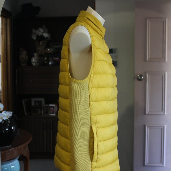 MUSTARD YELLOW PUFFER VEST WITH HOODIE SIZE LARGE - Picture 9 of 12